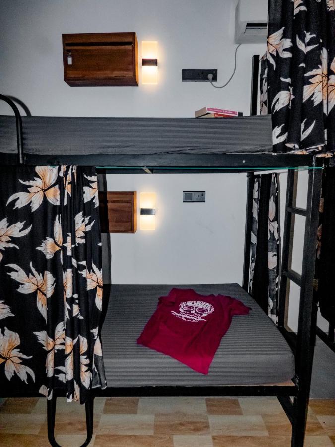 Surf & Party Weligama Hostel Exterior photo